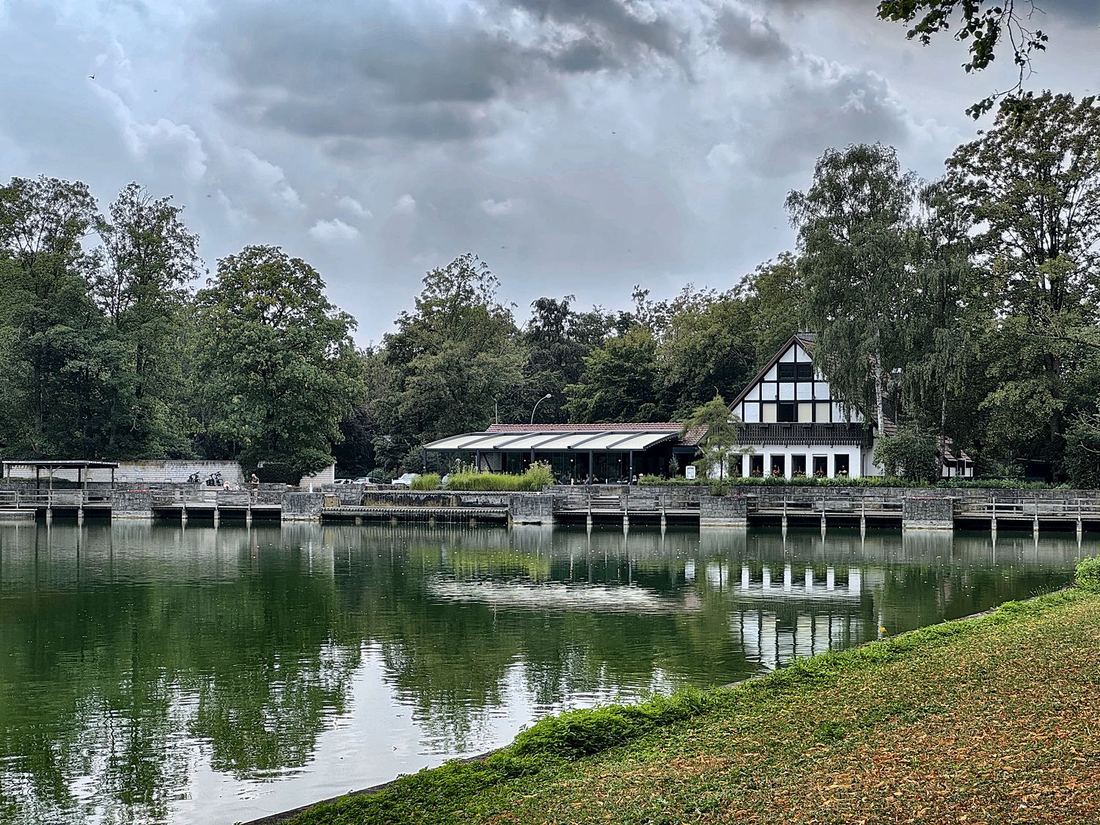 Das Haus mit dem gläsernen Anbau, gespiegelt im ruhigen Wasser