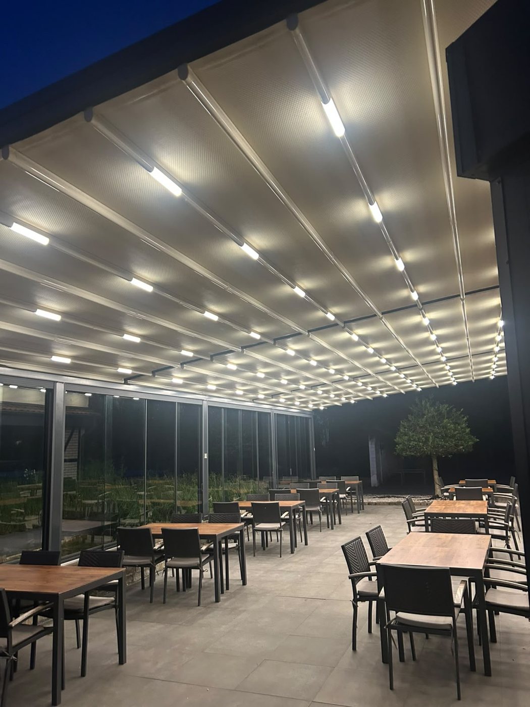 Die Terrasse am Abend unter der beleuchteten Überdachung