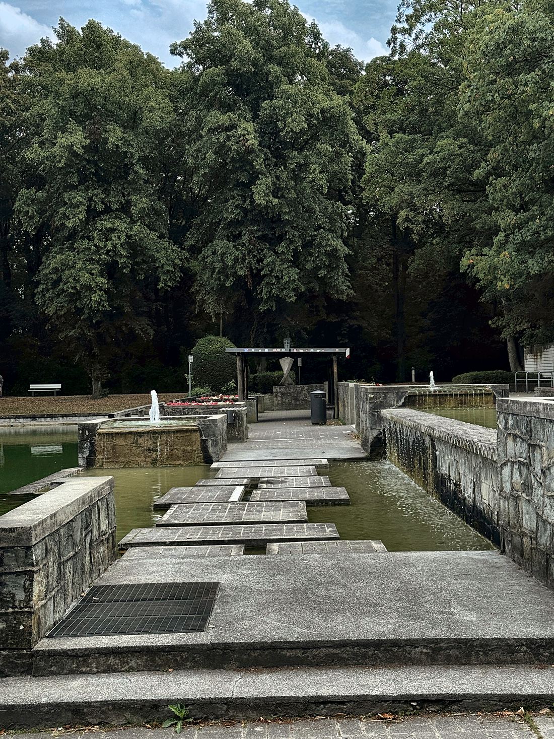 Die Wasserbecken vor dem Haus, mit Springbrunnen und Trittplatten